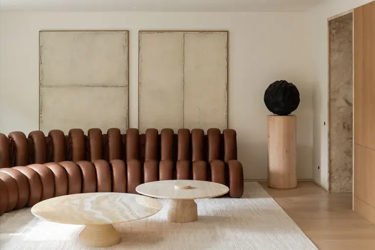 Creating a Sanctuary Through Minimalist Home Decor: A Warm, Natural Retreat in Madrid