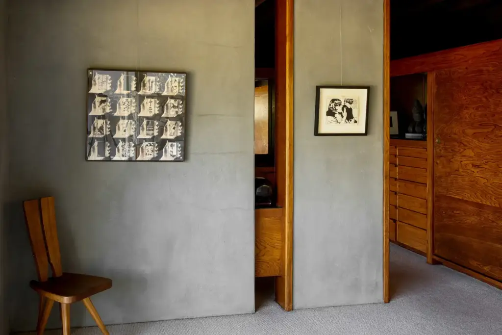 Raw Aesthetics in a living space with concrete walls and floors and with some details in wood