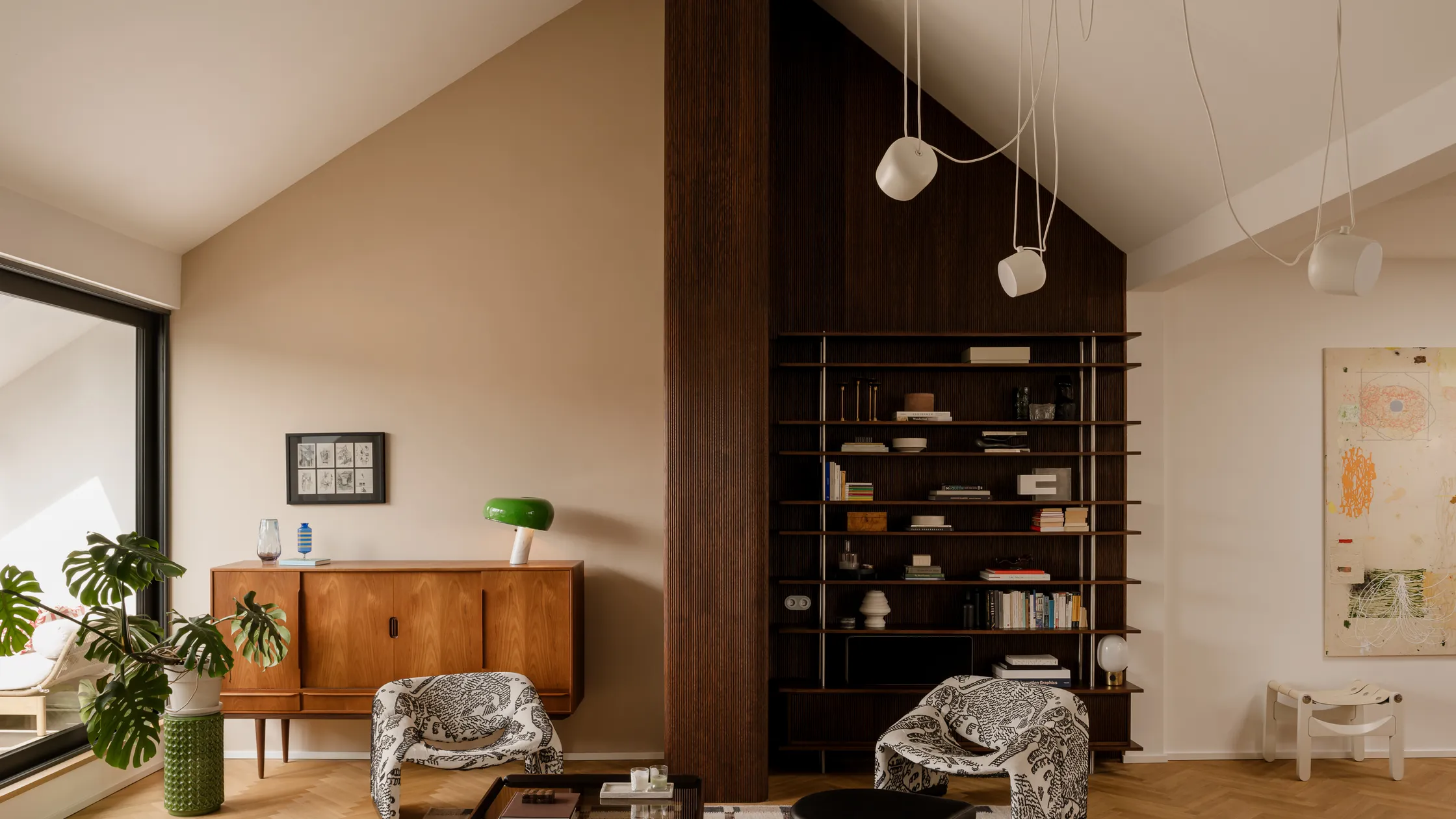 Art sanctuary vibes! Cool chairs, neat shelves, and artsy stuff all around. Imagine all the stories you could make up here!